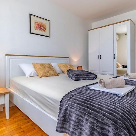 Olga'S Place-New Apartment 200 Mt From The Sea プーラ エクステリア 写真